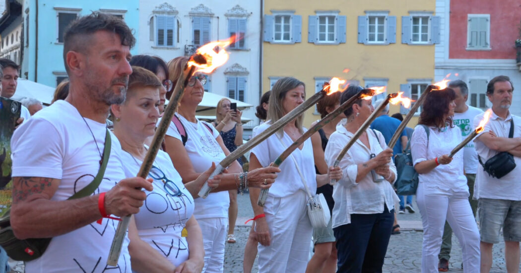 Fiaccolata in centro a Trento dopo l’uccisione di Kj1: “Gli orsi non sono di Fugatti, sono patrimonio indisponibile dello Stato”