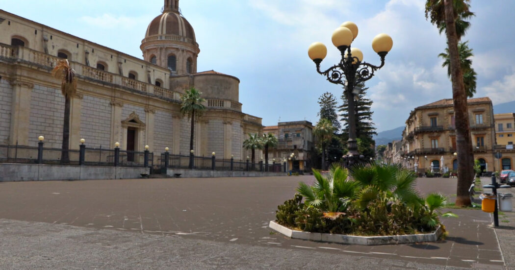 Eruzione dell’Etna, la città di Giarre “annerita” dalla pioggia di cenere: i residenti scendono in strada a spazzare