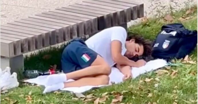 Parigi 2024, un atleta italiano ripreso mentre dorme in strada fuori dal Villaggio Olimpico: è la medaglia d’oro Thomas Ceccon? – Video