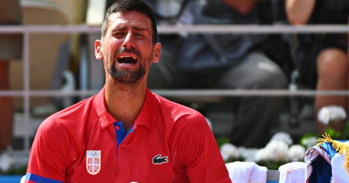 Novak Djokovic piange a dirotto: a 37 anni l’oro olimpico completa la bacheca del tennista più vincente della storia