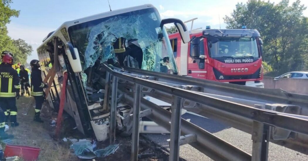 Incidente sull’A1, un pullman turistico si ribalta vicino ad Arezzo: un morto e 15 feriti