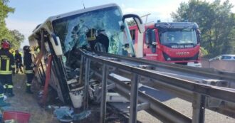 Copertina di Incidente sull’A1, un pullman turistico si ribalta vicino ad Arezzo: un morto e 25 feriti