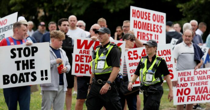 Uk, contro i migranti assaltati hotel e negozi