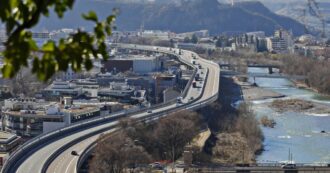 Copertina di Trento, le si rompono le acque in auto e partorisce in una piazzola della A22: bambina e madre stanno bene