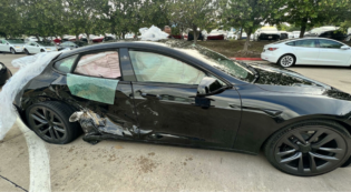 Copertina di Una Tesla in pilota automatico travolge e uccide un motociclista 28enne: il conducente arrestato per omicidio colposo