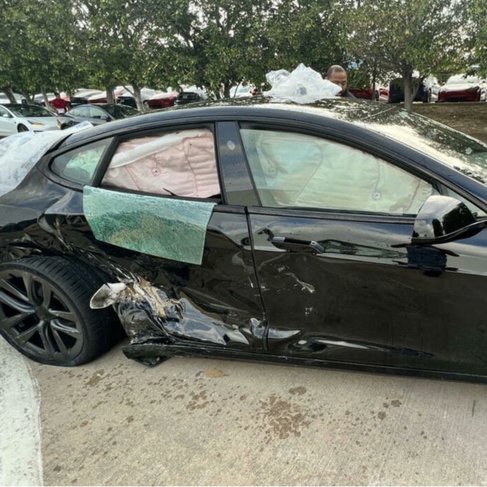 Una Tesla in pilota automatico travolge e uccide un motociclista 28enne: il conducente arrestato per omicidio colposo