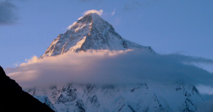 K2 La gloria e il segreto, il documentario che cuce insieme tre storie sulla drammatica conquista