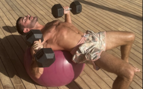 Copertina di Zac Efron esce dall’ospedale e si butta subito sui pesi per rassicurare i fan: “In salute e felice, grazie per i vostri numerosi auguri”