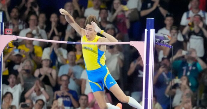 Olimpiadi, oro e nuovo record del mondo nel salto con l’asta per lo svedese Duplantis