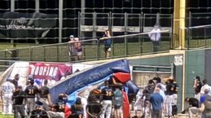 Copertina di Castello gonfiabile vola via per le forti raffiche di vento e precipita in uno stadio: muore un bimbo di 5 anni