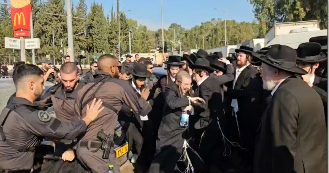 Israele, ebrei ultra-ortodossi protestano davanti all’ufficio di reclutamento dell’esercito: scontri con la polizia