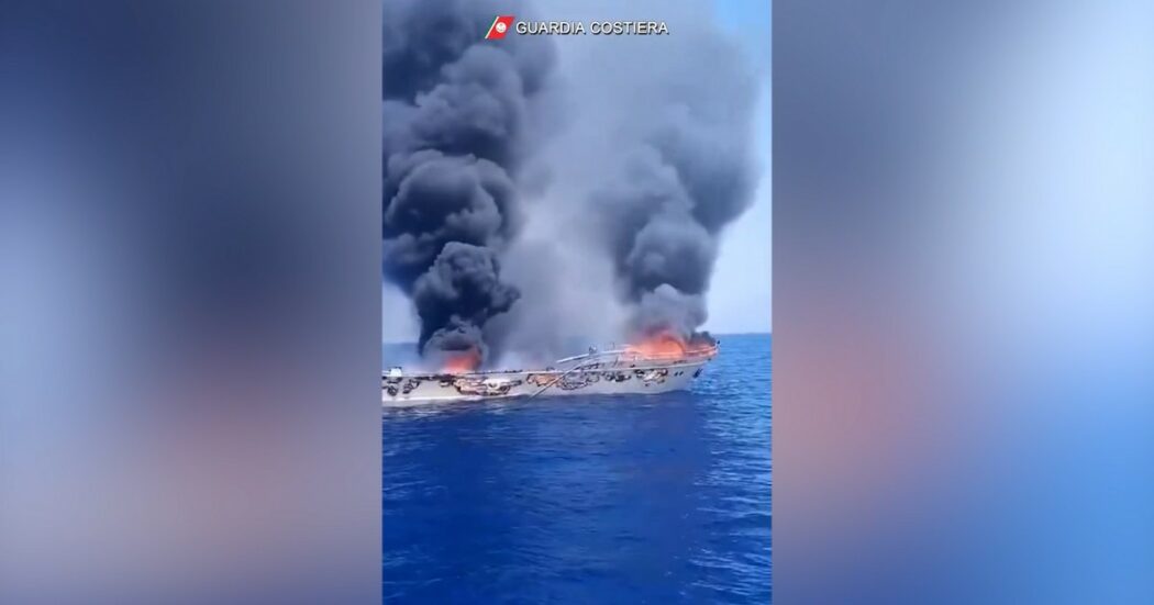 Paura nel Salernitano, imbarcazione di 21 metri prende fuoco e poi affonda: due persone salvate dalla Guardia costiera – Video
