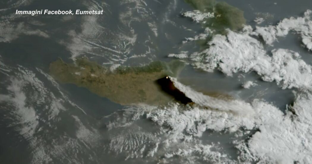 Una grande ombra sul terreno: l’eruzione dell’Etna vista dallo spazio è spettacolare. Le immagini dal satellite
