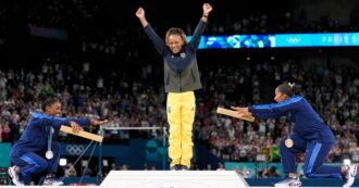 Copertina di Parigi, il fair play in uno scatto: Simone Biles e Jordan Chiles si inchinano di fronte all’oro di Rebeca Andrade