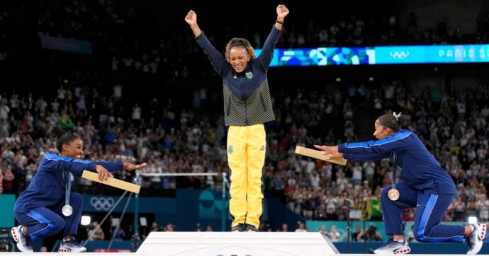 Parigi, il fair play in uno scatto: Simone Biles e Jordan Chiles si inchinano di fronte all’oro di Rebeca Andrade