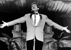 Copertina di Domenico Modugno a trent’anni dalla sua morte nessuno come lui: artista energico, magnetico e risorto dopo l’ictus. L’uomo che amava il mare e Lampedusa