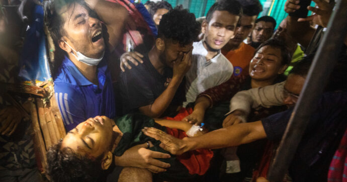 Bangladesh, altri 109 morti nelle proteste. Gli studenti: “Ora vogliamo il Nobel Yunus alla guida del governo”. Media: “Ha accettato”