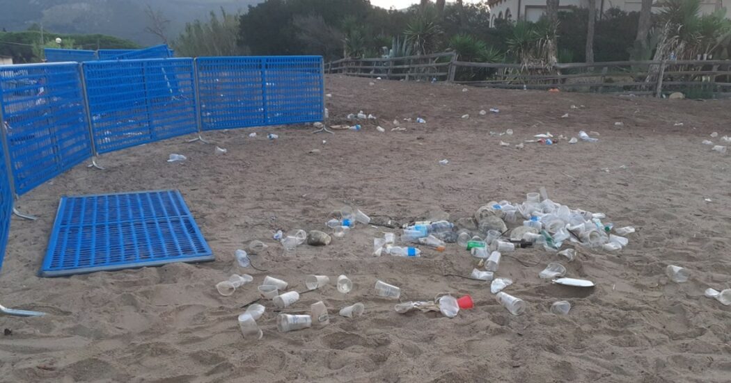 La festa col dj per la patrona finisce con la spiaggia soffocata dai rifiuti: le foto dello strazio ambientale a Lacona, all’isola d’Elba