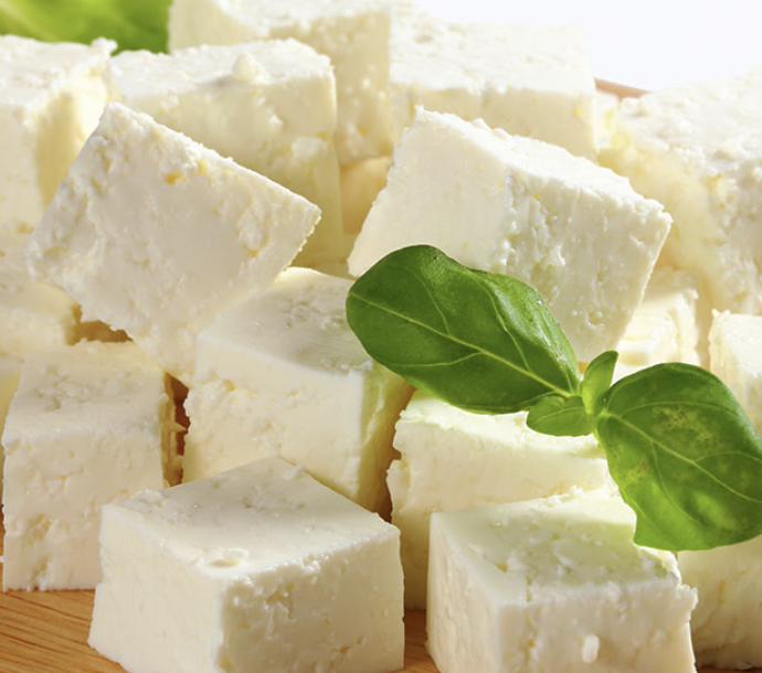 L’epidemia di “peste caprina” in Grecia minaccia la produzione del formaggio Feta. Paura del contagio per gli esseri umani?