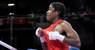 Copertina di Fuggì dal Camerun dove l’omosessualità è reato, Cindy Ngamba vince la prima storica medaglia dei Rifugiati: “Là fuori siamo milioni”