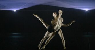 Copertina di “Armonie d’Arte”: la danza di Wayne McGregor tra Dna e intelligenza artificiale