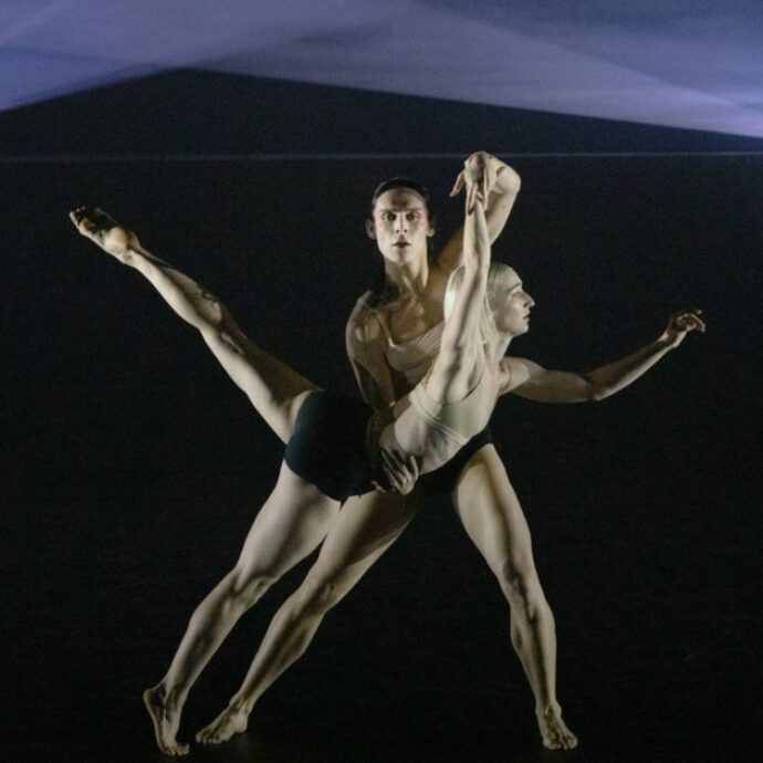 “Armonie d’Arte”: la danza di Wayne McGregor tra Dna e intelligenza artificiale