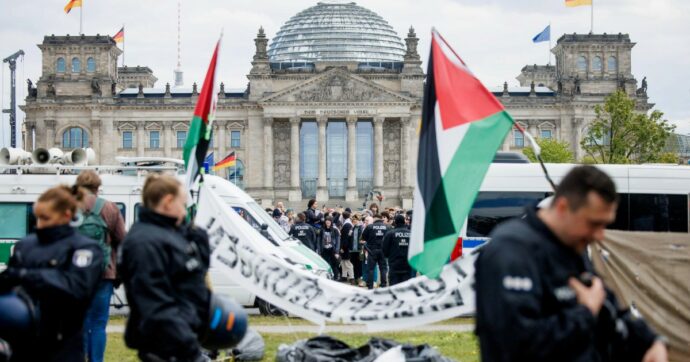 “Da fiume a mare”. Berlino condanna la giovane attivista: “Sostiene  Hamas”