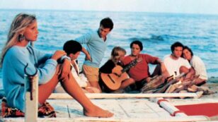 Copertina di “Nella vita ci sono al massimo 20 estati buone, dai 17 ai 37 anni. Poi si sopravvive”: Enrico Vanzina svela i retroscena di Sapore di Mare