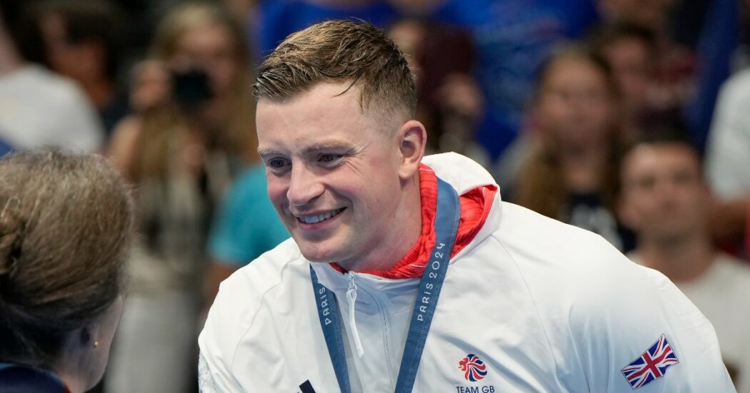 Insetti indesiderati, “vermi nel pesce” e lunghe attese: il nuotatore Adam Peaty e la denuncia al Villaggio Olimpico