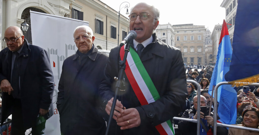 Caserta, dopo gli arresti in Comune il Viminale invia la commissione d’accesso. Il sindaco dem: “Meccanismo a orologeria per sabotare la città”