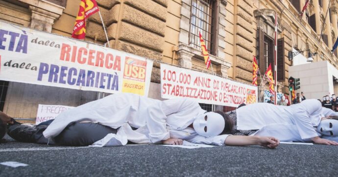 Italia, ricerca anno zero: in 15.000 senza contratto. E non ti salvi neppure se ti ha premiato il presidente Mattarella