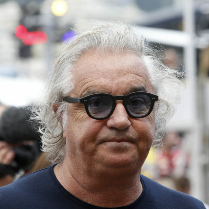 “Ci sono dei cantanti che sono dei poveracci e per farsi notare sparano su Giorgia Meloni, mi fanno ridere”: Flavio Briatore contro Elodie