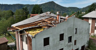 Copertina di Case scoperchiate a Borgosesia, il drone in volo mostra i danni del violento temporale che si è abbattuto nel Vercellese