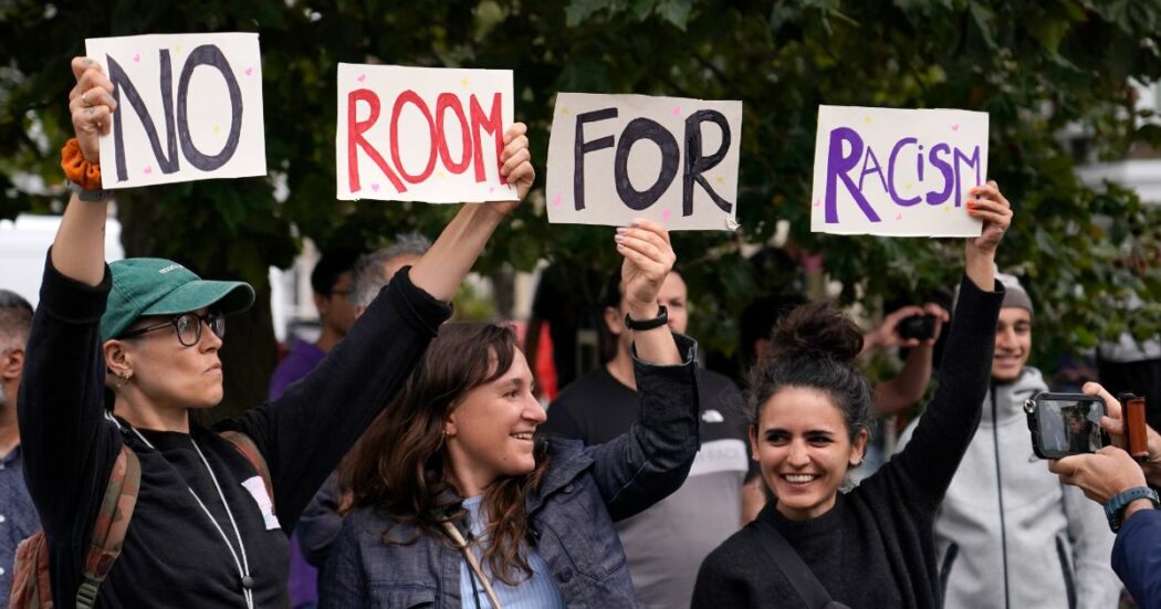 Regno Unito, niente “Big day” di disordini: migliaia di manifestanti antirazzisti occupano le 100 piazze annunciate dall’ultradestra