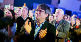 Copertina di Puigdemont torna a Barcellona, ma scappa per evitare l’arresto: caccia all’uomo in Catalogna, un poliziotto fermato per averlo coperto