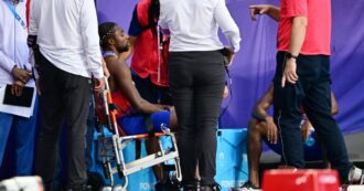 Copertina di Noah Lyles medaglia di bronzo nei 200 metri con il Covid: malore dopo il traguardo, soccorso dai medici