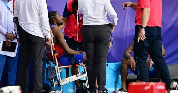Noah Lyles medaglia di bronzo nei 200 metri con il Covid: malore dopo il traguardo, soccorso dai medici