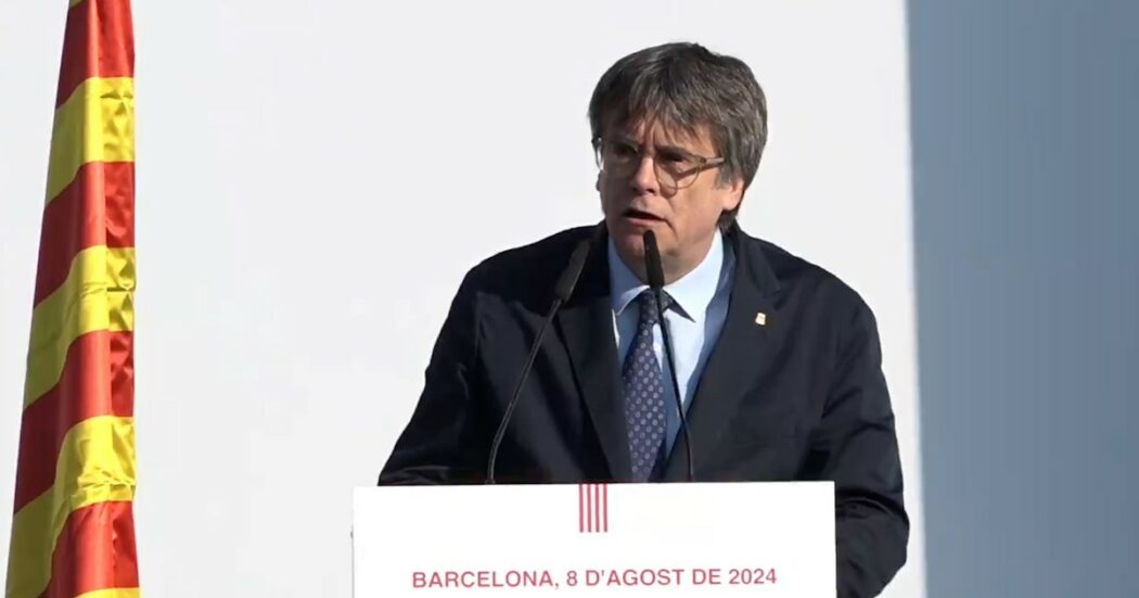 Il leader indipendentista Puigdemont torna a Barcellona 7 anni dopo la fuga. Il comizio in piazza: “Siamo ancora qui”