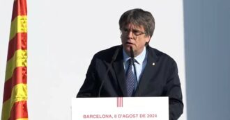 Copertina di Il leader indipendentista Puigdemont torna a Barcellona 7 anni dopo la fuga. Il comizio in piazza: “Siamo ancora qui”