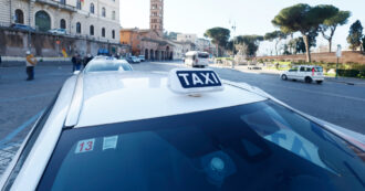 Copertina di Taxi, multa di 140mila euro dell’Antitrust alla cooperativa 3570: “Non permette ai tassisti di scegliere per chi lavorare”