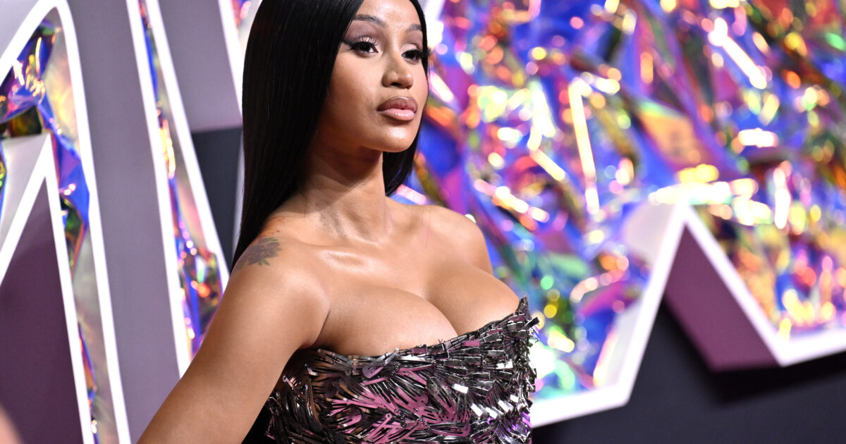 “Mi sono sentita male e sono rimasta paralizzata, ho rischiato di perdere mio figlio”: Cardi B spaventa i fan