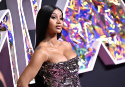 Copertina di “Mi sono sentita male e sono rimasta paralizzata, ho rischiato di perdere mio figlio”: Cardi B spaventa i fan