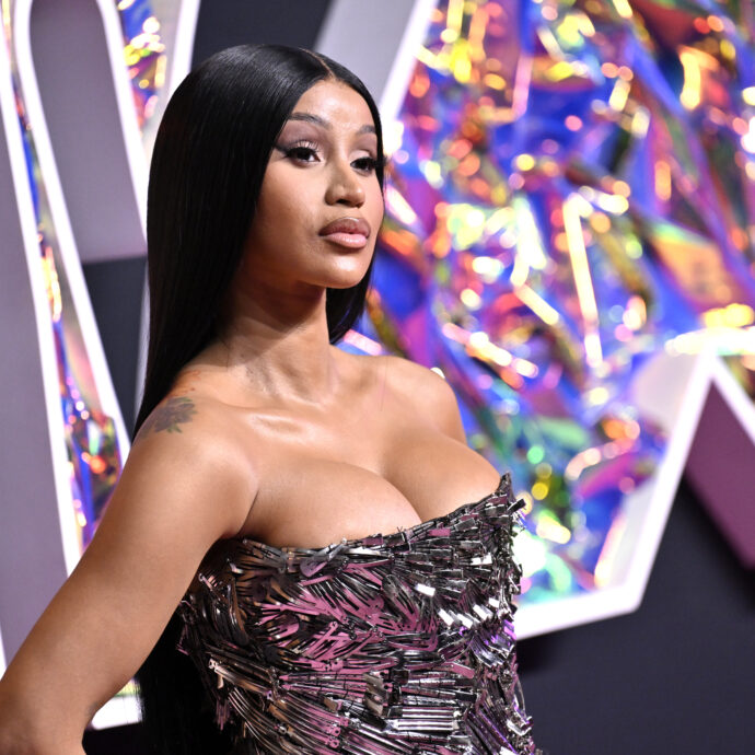 “Mi sono sentita male e sono rimasta paralizzata, ho rischiato di perdere mio figlio”: Cardi B spaventa i fan