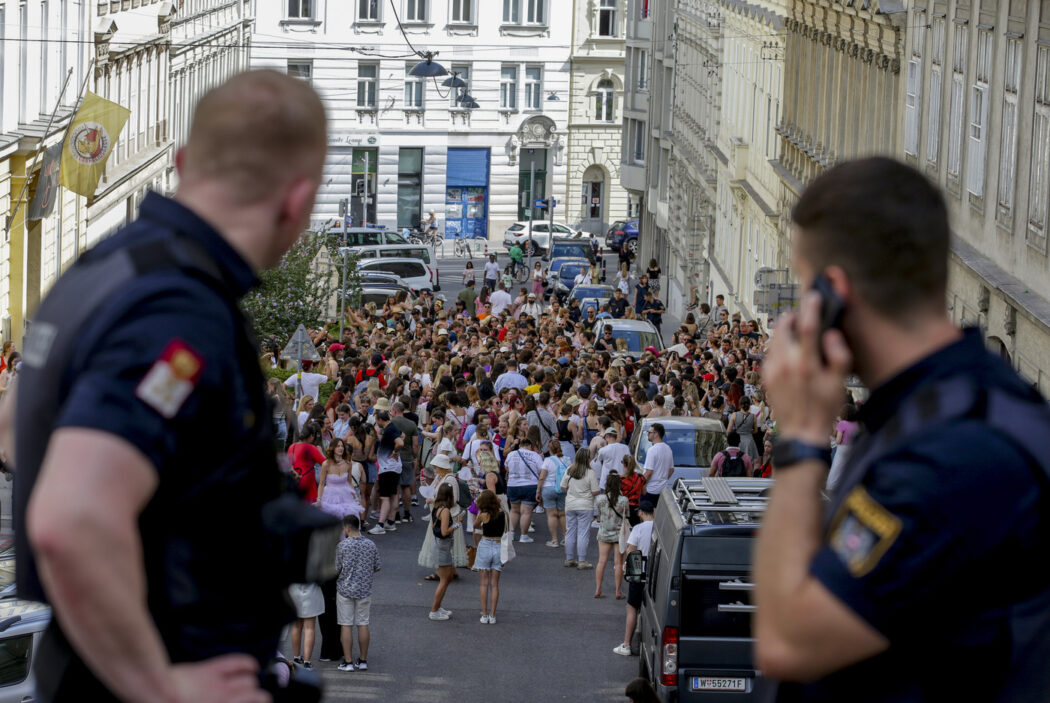 I fan di Taylor Swift cantano per le strade dopo la notizia dei concerti annullati per le minacce terroristiche: le immagini da Vienna