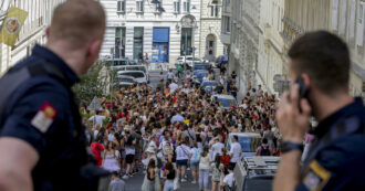 Copertina di I fan di Taylor Swift cantano per le strade dopo la notizia dei concerti annullati per le minacce terroristiche: le immagini da Vienna