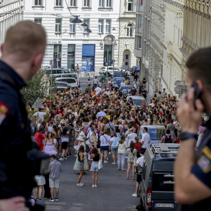 I fan di Taylor Swift cantano per le strade dopo la notizia dei concerti annullati per le minacce terroristiche: le immagini da Vienna