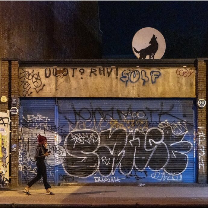 L’incredibile furto della nuova opera di Banksy: rubata un’ora dopo esser stata realizzata. La scena ripresa in diretta dalle telecamere – VIDEO