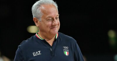 Copertina di Velasco e la terapia di gruppo che faceva piangere alcune pallavoliste: “Mai avuto paura di questo, l’essere umano ne ha bisogno”