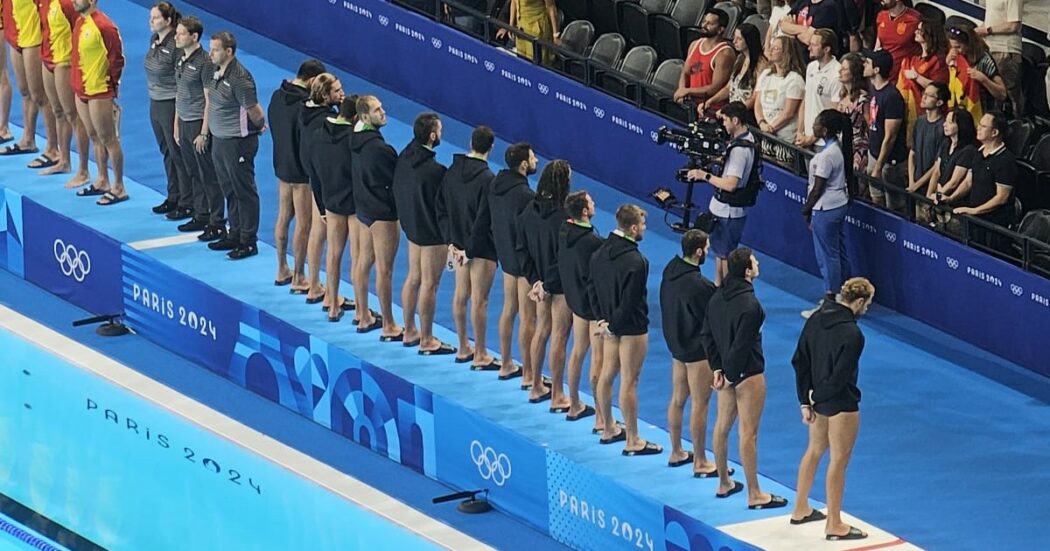 Clamorosa protesta del Settebello contro gli arbitri delle Olimpiadi: girati di spalle durante l’inno – Video