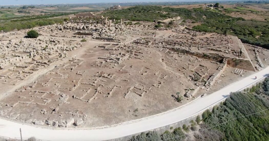 Trapani, scoperto un piccolo tempio nel parco archeologico di Selinunte: le immagini dal drone